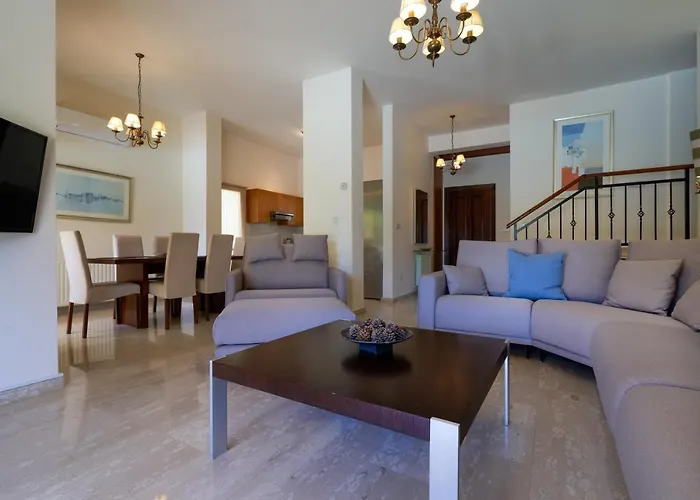 Lara - 11, Spacious With Large Garden And Private Pool On Aphrodite Hills Vila *