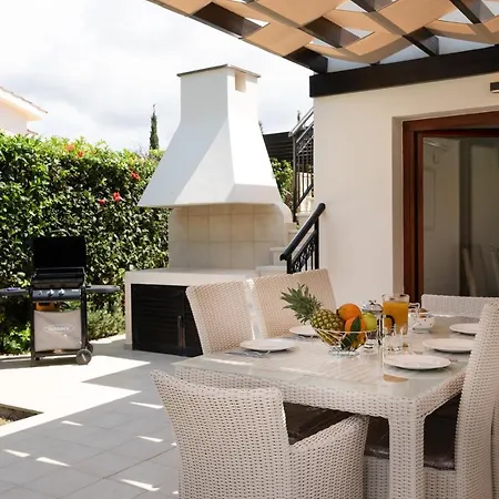 Lara - 11, Spacious With Large Garden And Private Pool On Aphrodite Hills Willa